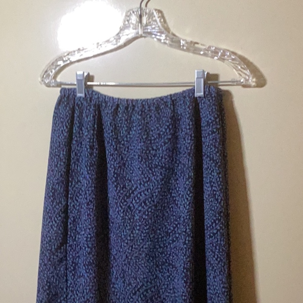 Long slim skirt with back vent